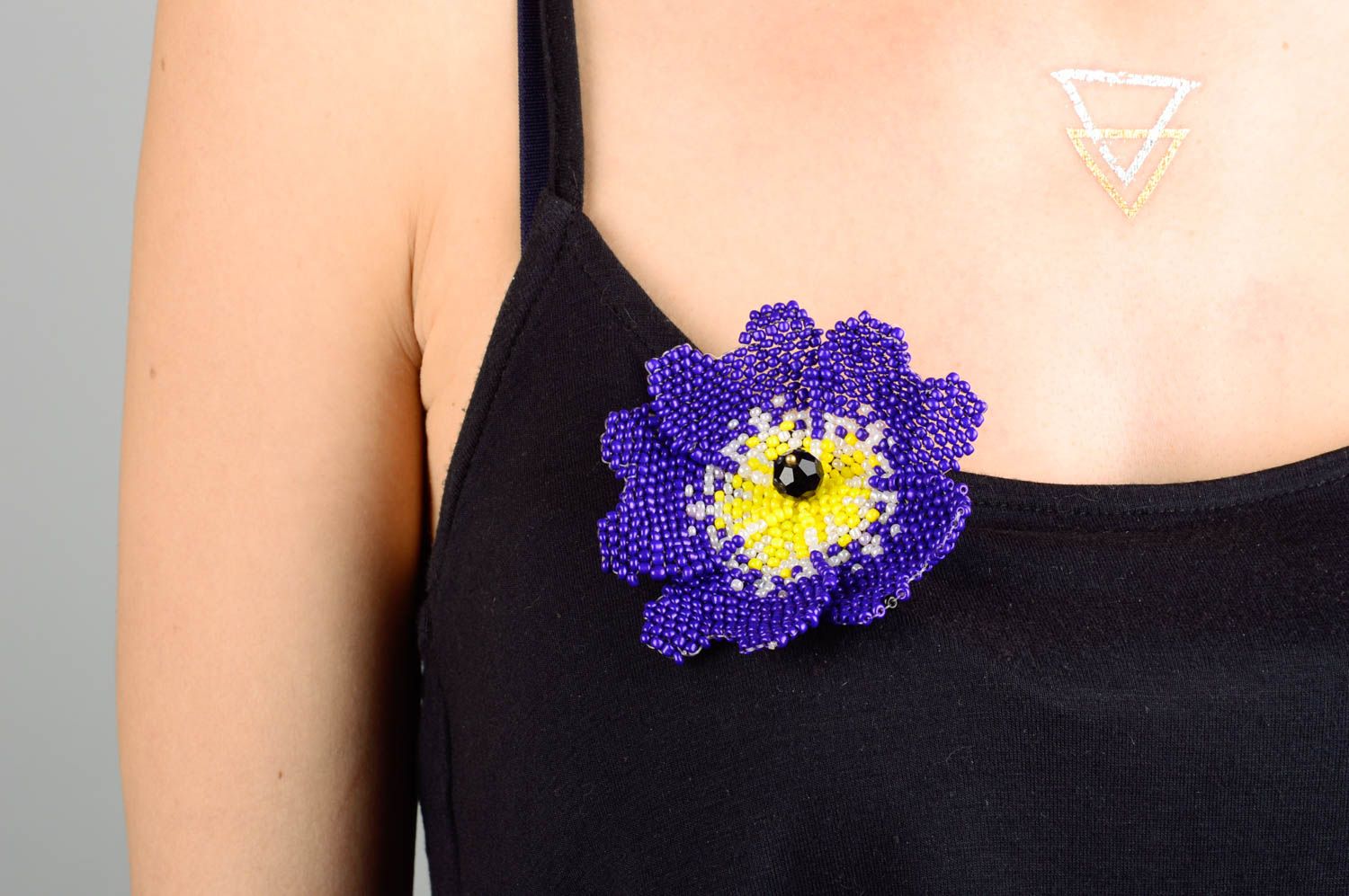 Brooch in shape of flower beaded handmade accessory unusual stylish jewelry photo 2