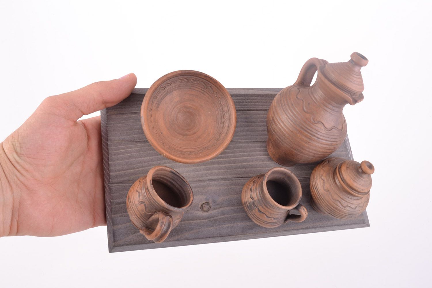 Объемное панно в виде деревянной доски с глиняной посудой на кухню ручной работы фото 2