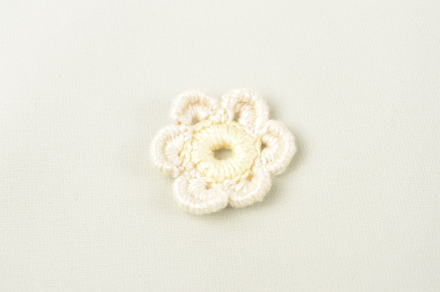 Fornitura fatta a mano fiore di lana per spilla semilavorato da bigiotteria
 foto 1