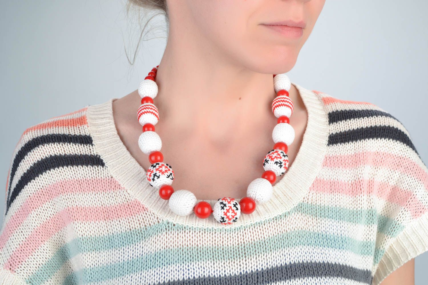 Textil schöne originelle gehäkelte Halskette im Ethno Stil für Geschenk für Frau foto 1