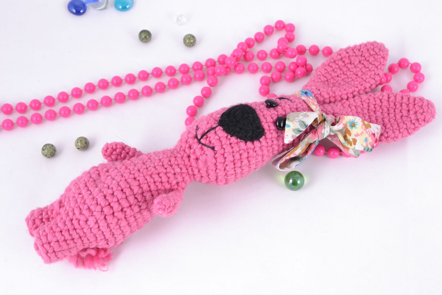 Petit jouet mou tricoté de fils coton laine acryliques Lièvre rose fait main photo 1