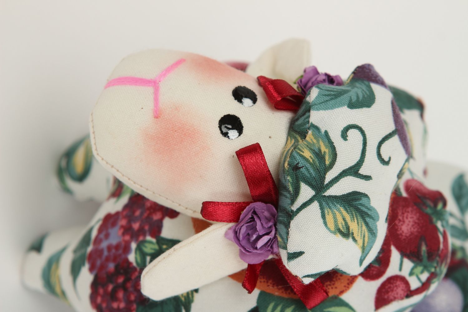 Handmade Kuscheltier Schaf blumig Stoff Spielzeug Geschenk für Kinder  foto 3