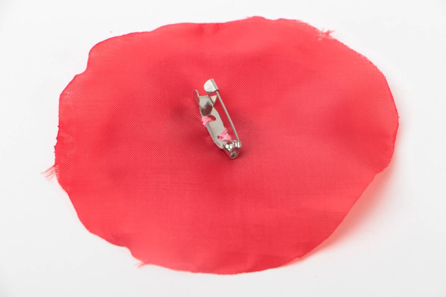Broche artesanal de seda y fieltro con forma de flor de amapola roja original  foto 4