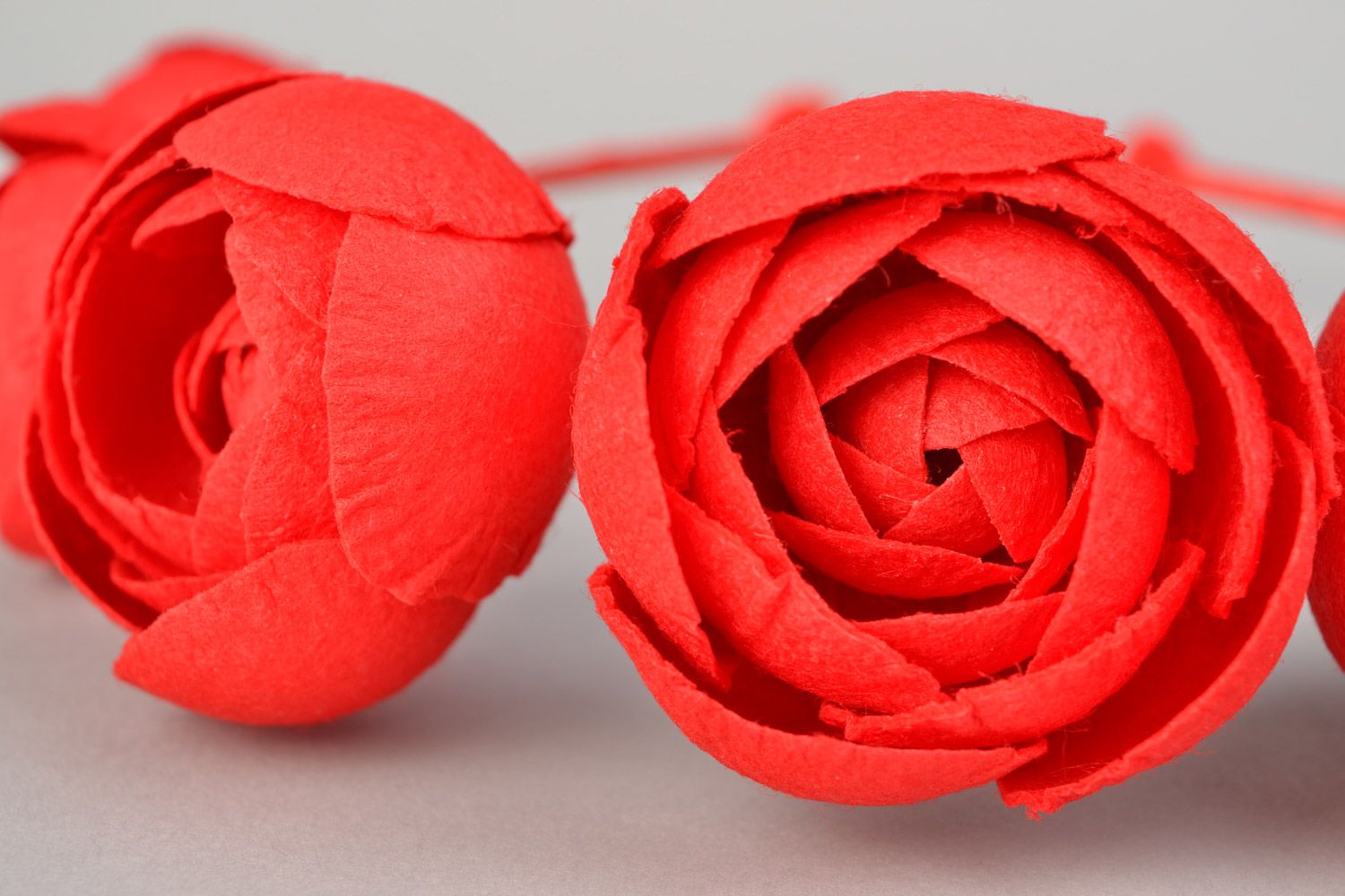 Обруч для волос из фетра в виде красных роз на металлической основе ручной работы фото 4