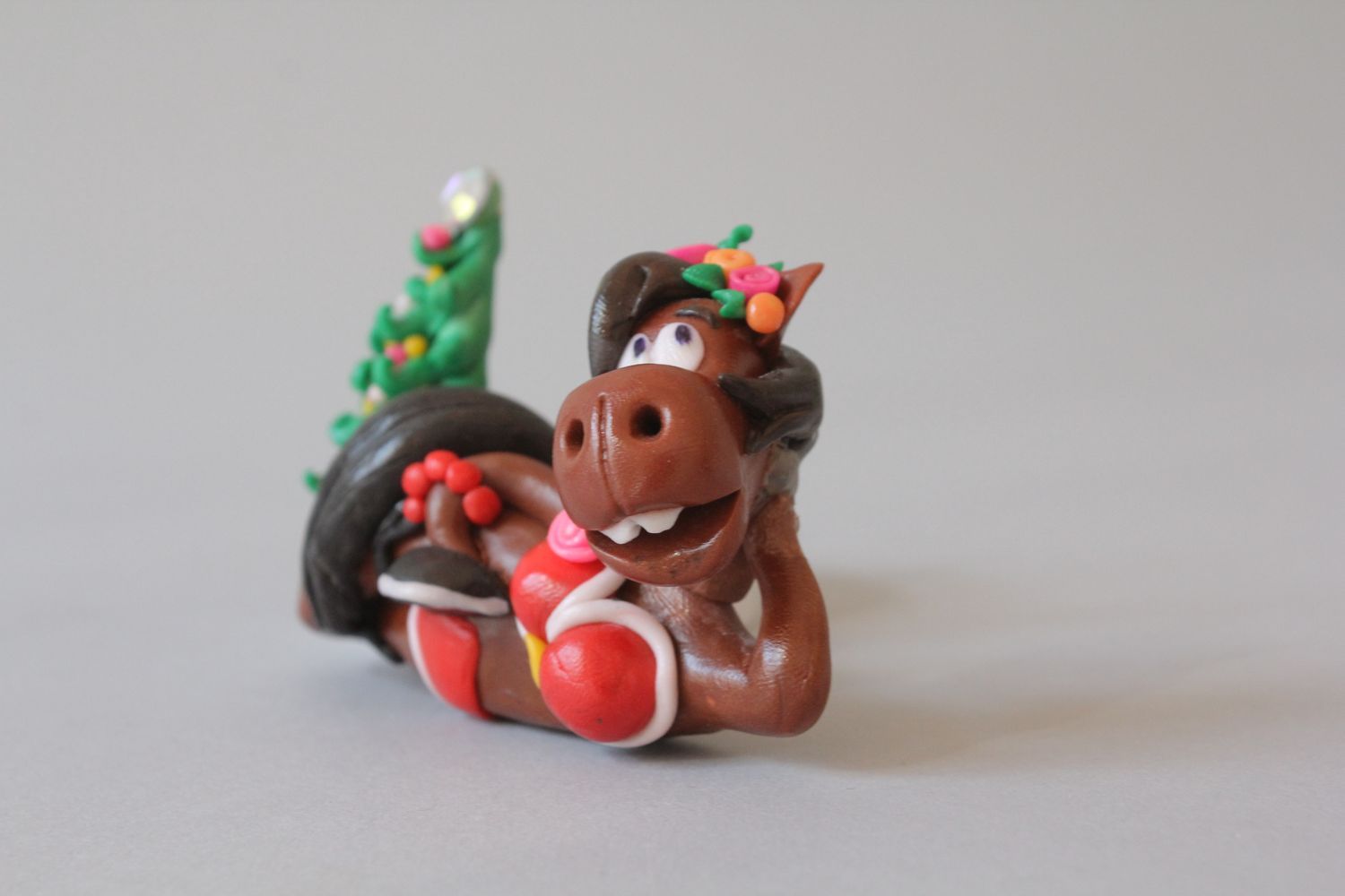 Figurilla decorativa  hecha a mano  “Caballo navideño” foto 3