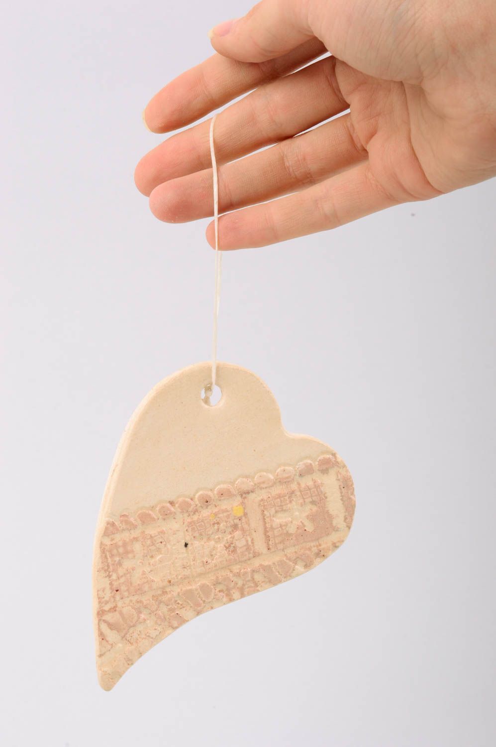 Панно на стену подарок ручной работы предмет декора из глины Бежевое сердце фото 2