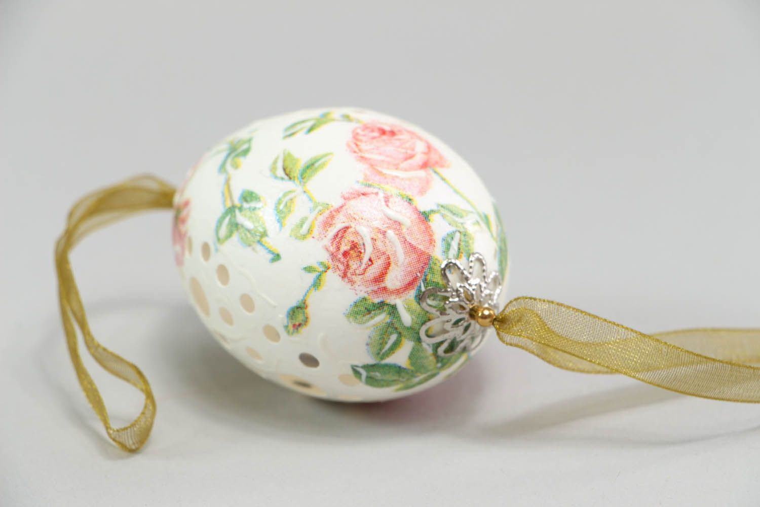 Pingente decorativo na forma de ovo de Páscoa com a casca esculpida foto 2