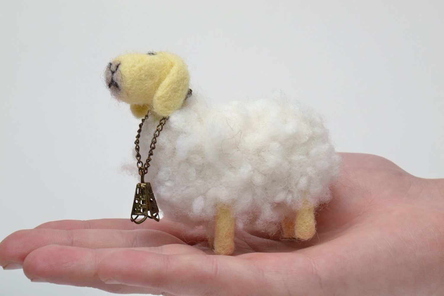 Валяная игрушка овечка фигурка из шерсти для декора дома фото 5
