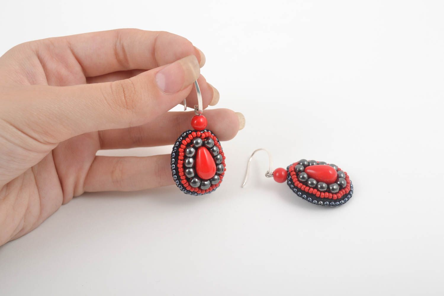Pendientes de abalorios rojos artesanales accesorio para mujer aretes de moda foto 5