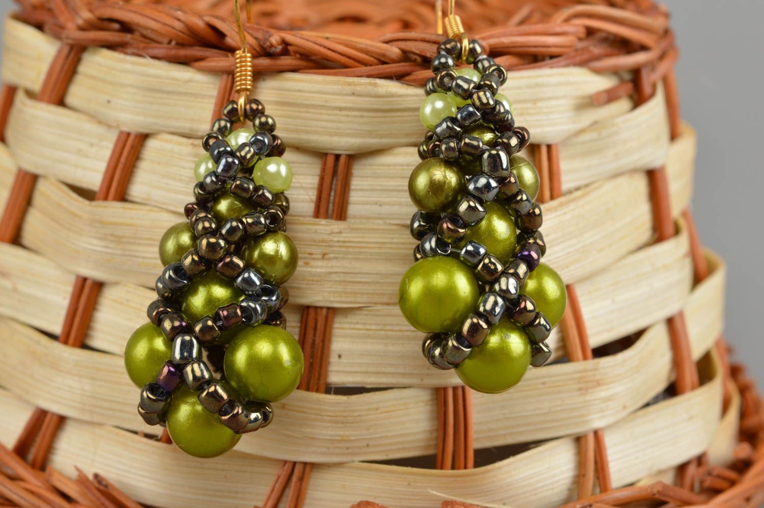 Boucles d'oreilles en perles fantaisie et perles de rocaille vertes faites main photo 1