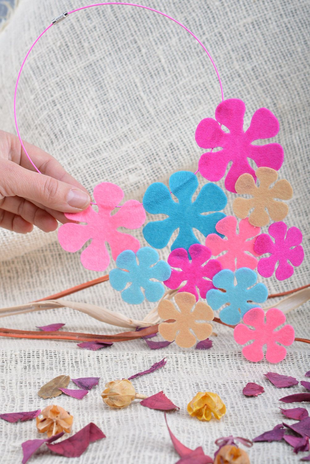 Designer handgemachtes buntes sommerliches Filz Collier mit Blumen für Frauen foto 5