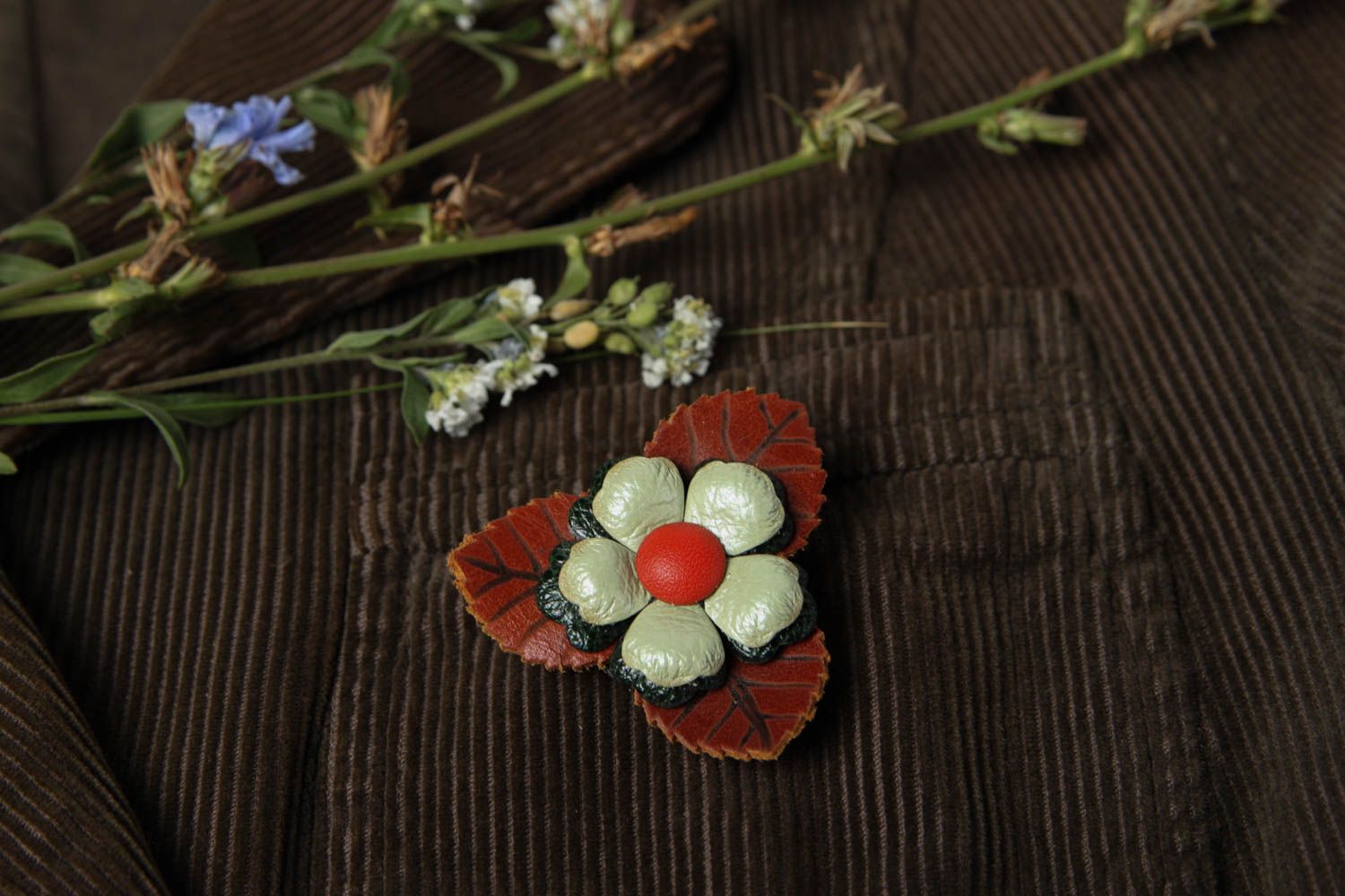 Spilla a forma di fiore di cuoio fatta a mano accessori originali fermaglio  foto 1