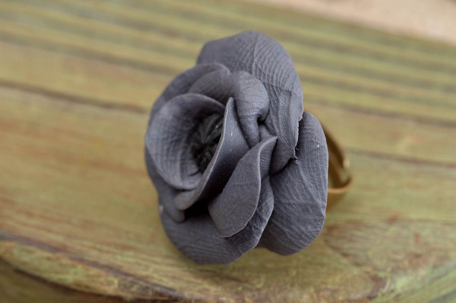 Grauer Blumen Ring handmade Polymer Schmuck Accessoire für Frauen Mohnblume foto 1