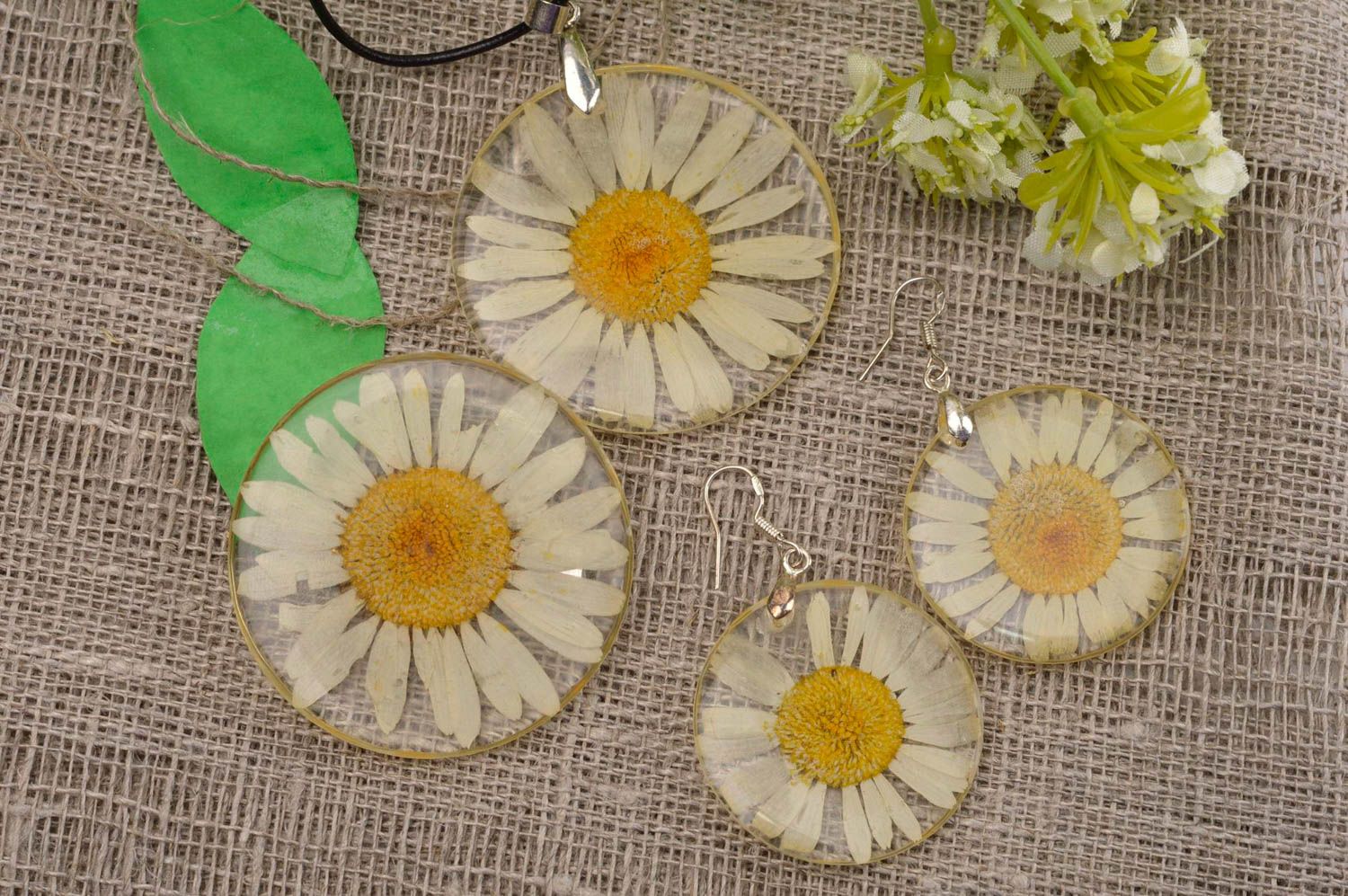 Epoxy resin accessories handmade botanic brooch botanic pendant with dry flowers photo 1