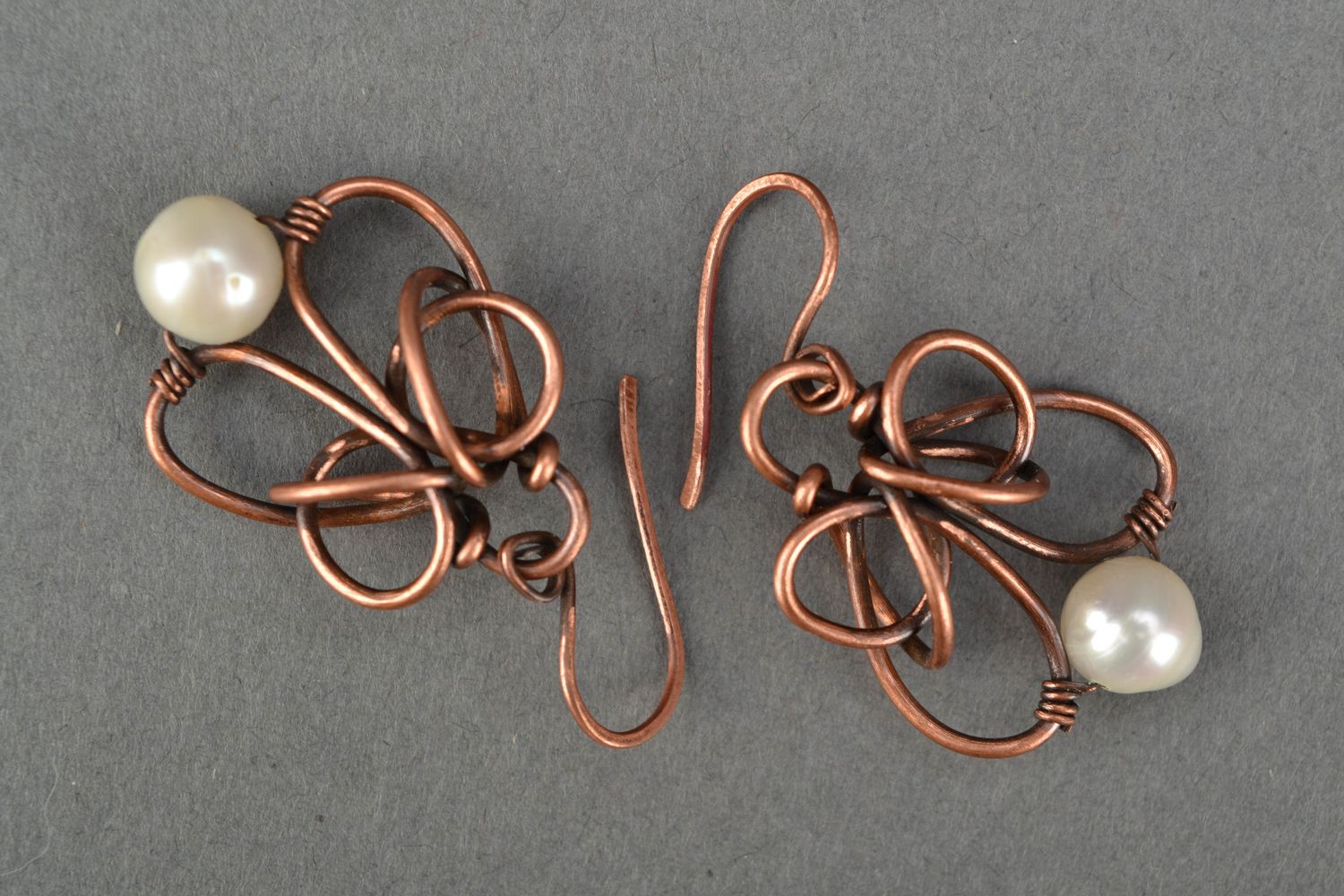 Pendientes de cobre en técnica de alambrismo con perlas de agua dulce	 foto 3