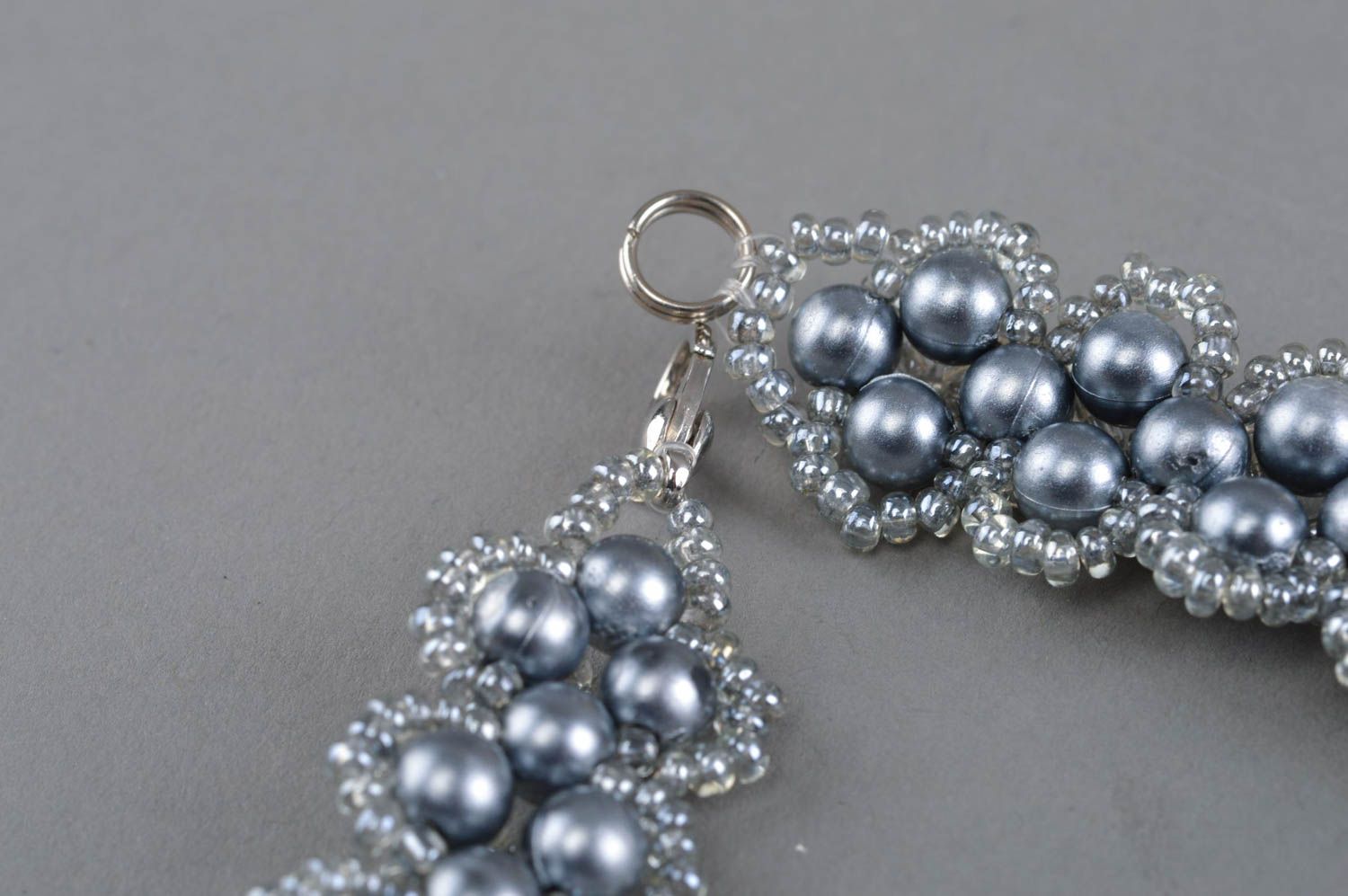 Silberfarbiges handgemachtes Collier aus Glasperlen und perlen einzigartig grell foto 2