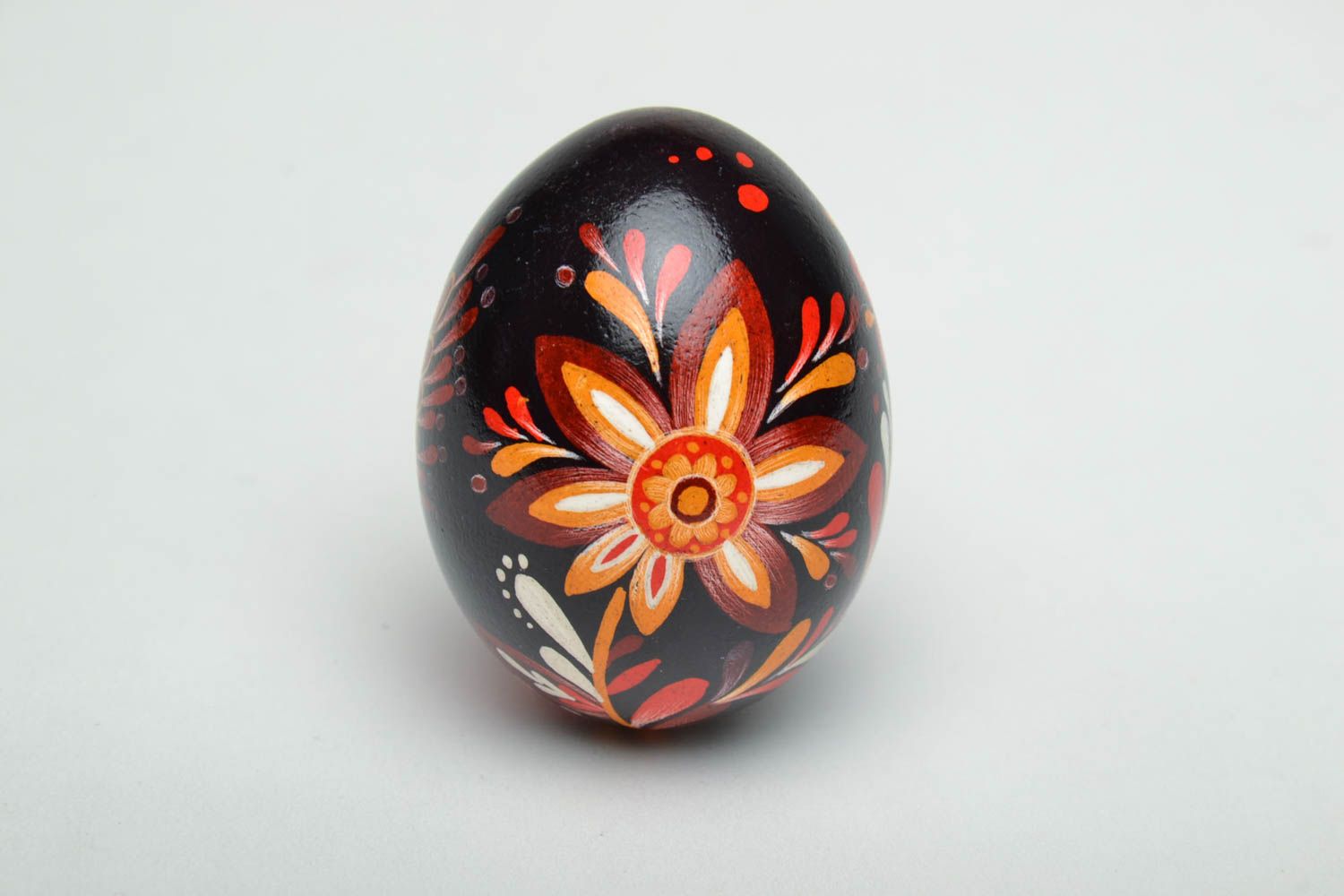 Œuf de Pâques pyssanka fait main peint de couleurs d'aniline et de cire photo 4