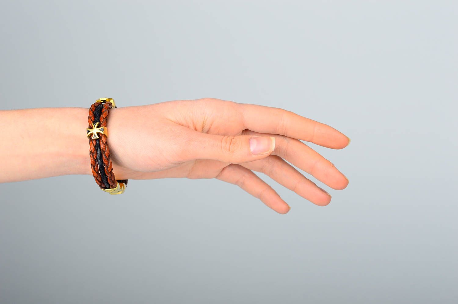 Кожаный браслет ручной работы браслет на руку украшение из кожи авторское фото 2