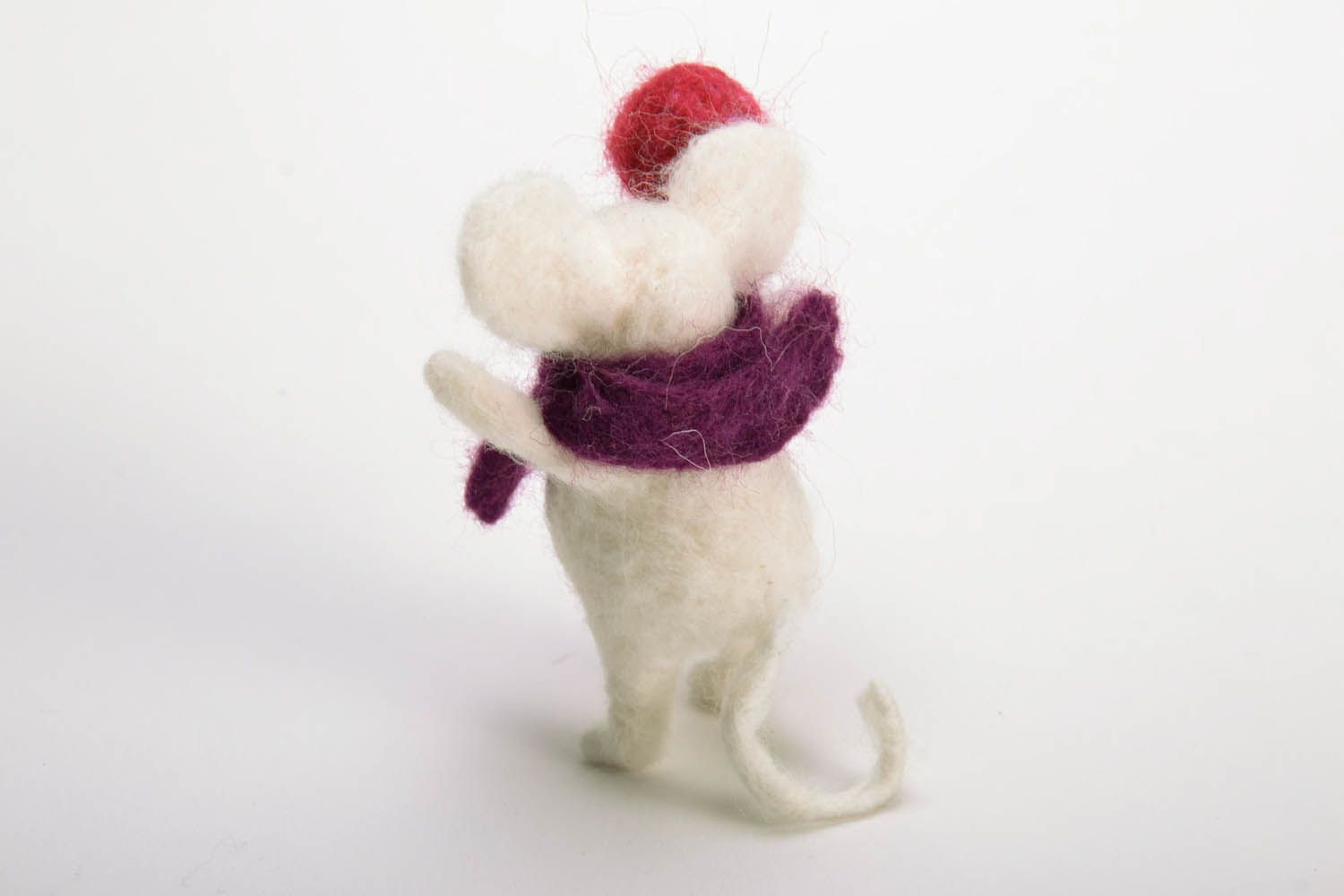 Игрушка из валяной шерсти Мышка с конфеткой фото 3