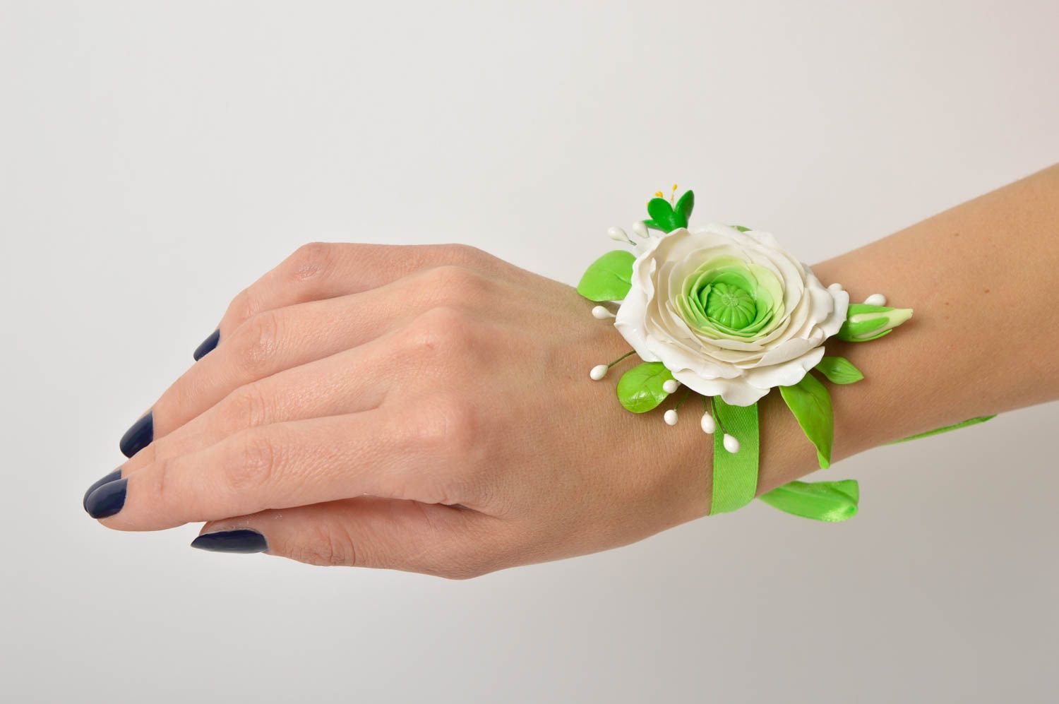 Corsage de poignet mariage fait main Bracelet en tissu fleur Accessoire mariage photo 5