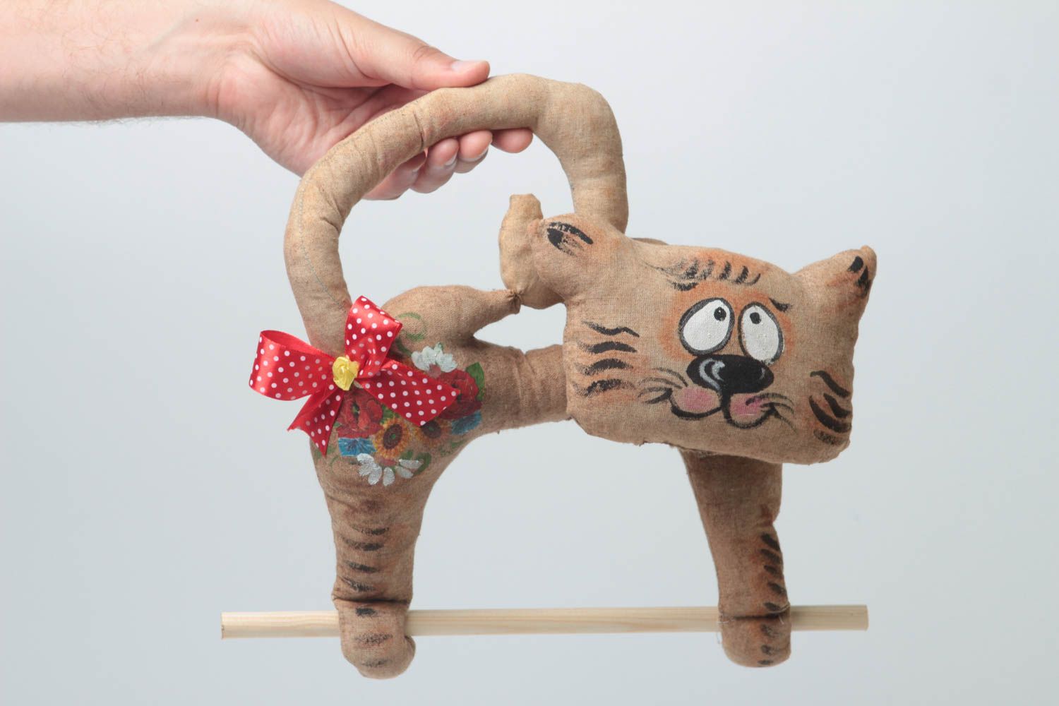 Кот держатель ручной работы для аксессуаров с красным бантиком мягкая игрушка  фото 5