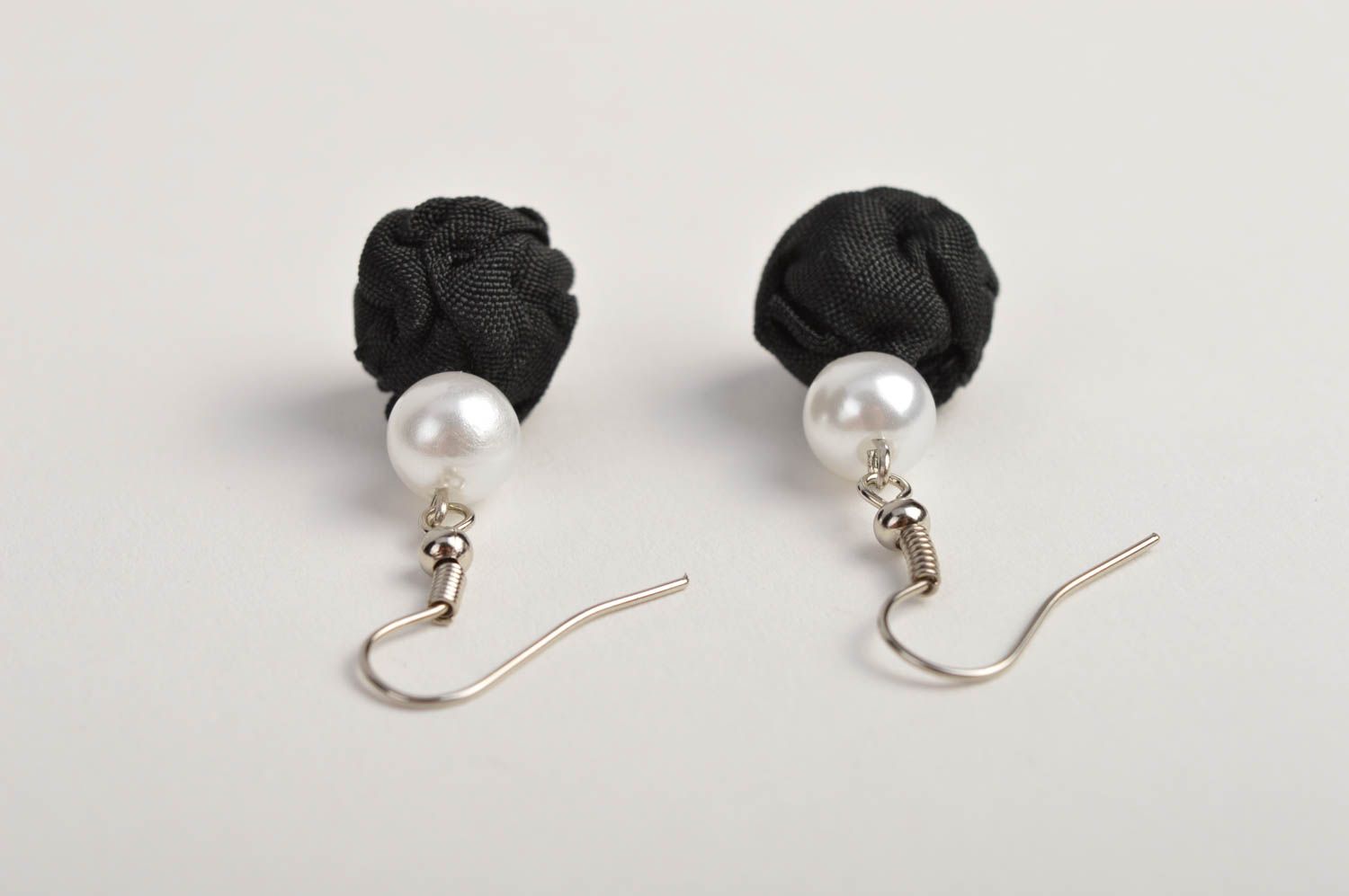 Boucles d'oreilles tissu Bijou fait main perles noires Accessoire femme photo 4