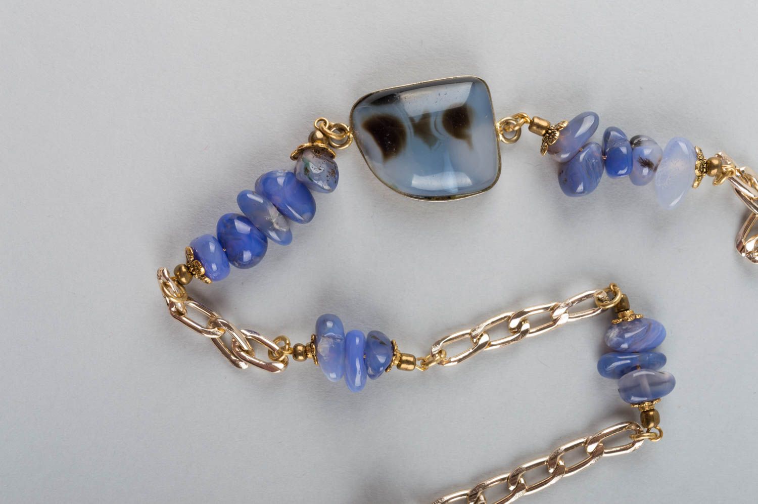 Collier en pierres naturelles d'agate bleu fait main sur chaîne élégant photo 5