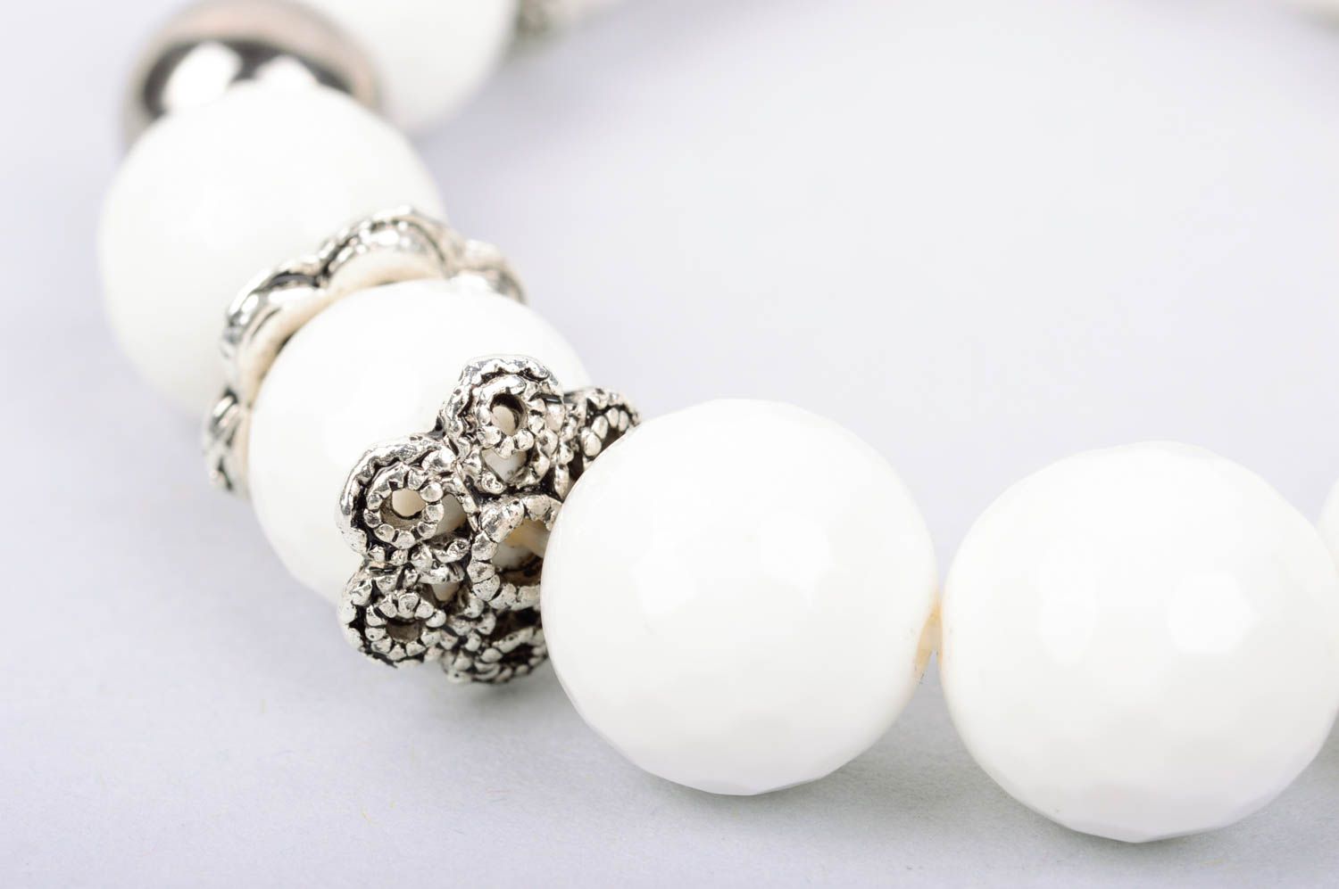 Тонкий браслет из натуральных камней ручной работы белый нарядный красивый фото 4