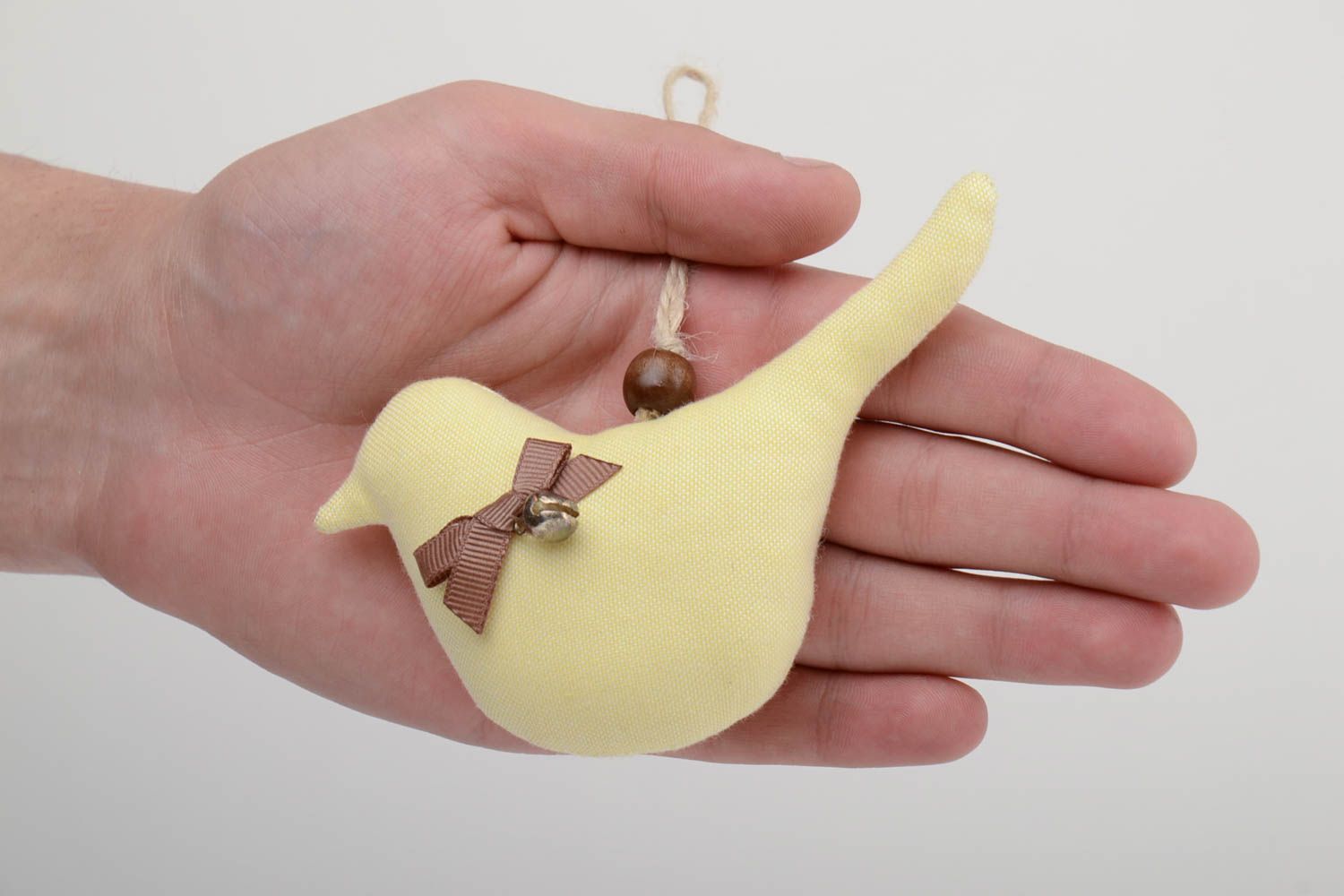 Jouet mou à accrocher Oiseau en tissu de coton jaune clair petit fait main photo 5