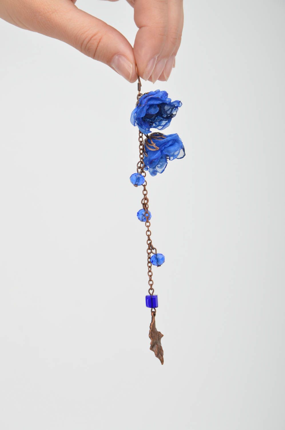Длинные серьги с цветами из шифона и подвесками на цепочке синие ручной работы фото 2
