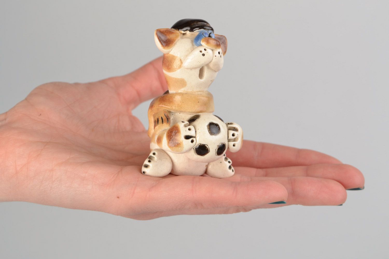 Фигурка из глины кот с футбольным мячом маленький забавный милый ручной работы фото 2