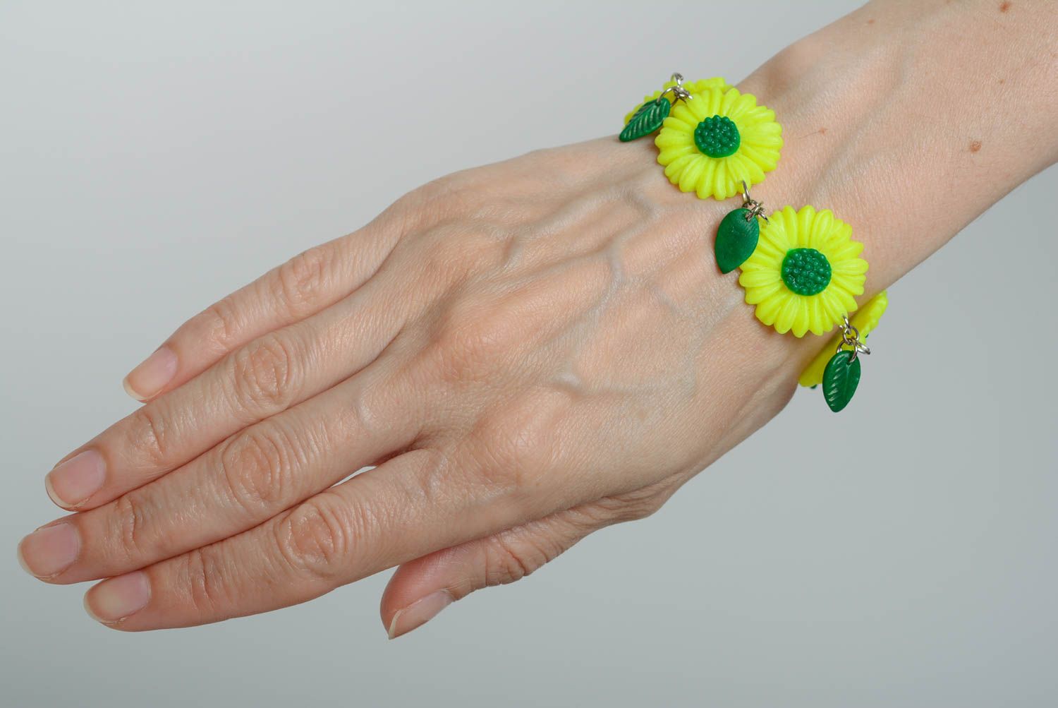 Ungewöhnliches buntes handmade Armband aus Polymerton mit Blumen  foto 4
