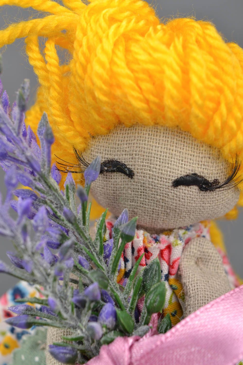Künstlerische Puppe aus Stoff Mädchen mit Lavendel foto 3