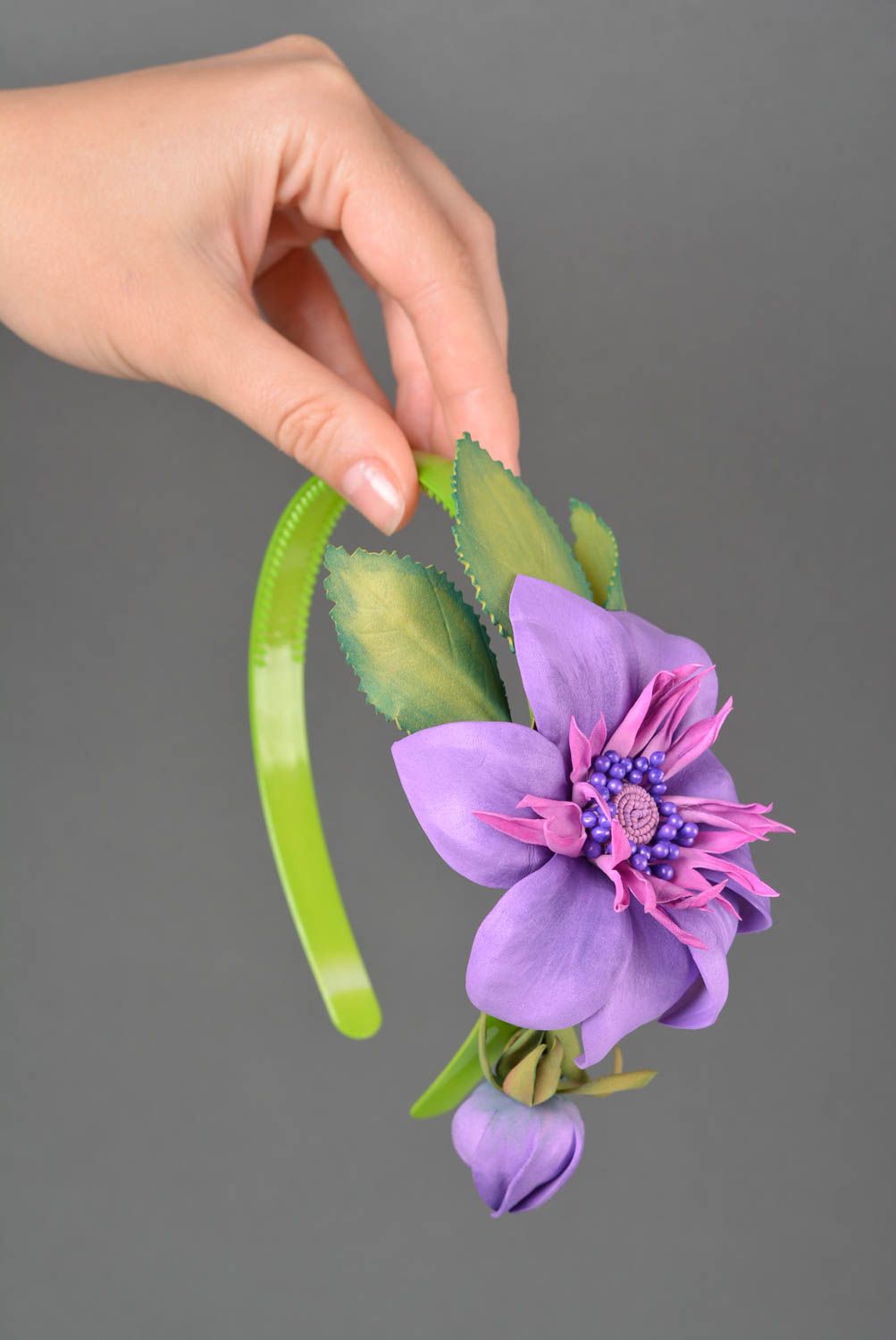 Serre-tête Fleur violette foamiran base verte en plastique beau fait main photo 2