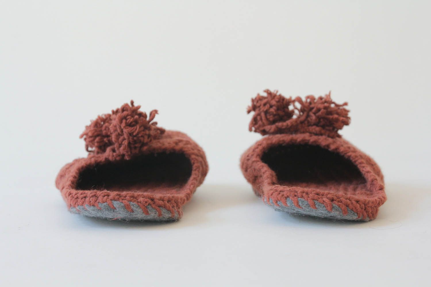 Pantofole da casa fatte a mano di lana in colore marrone da donna belle foto 3