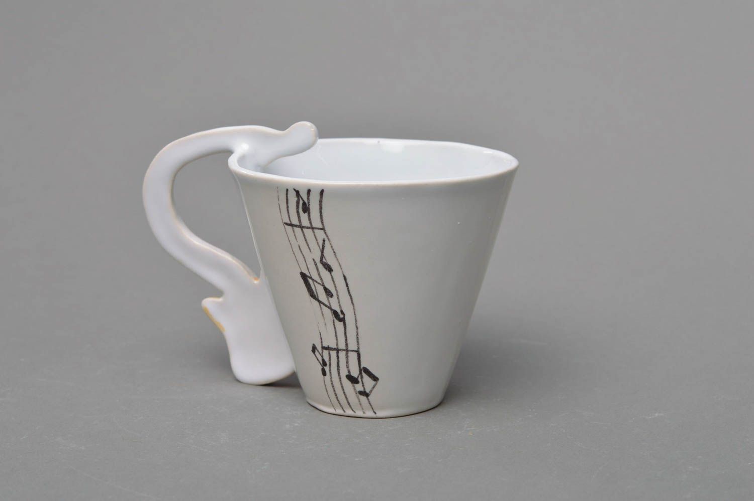 Handmade Tasse mit Gitarrengriff aus Porzellan weiß schön klein mit Muster foto 3
