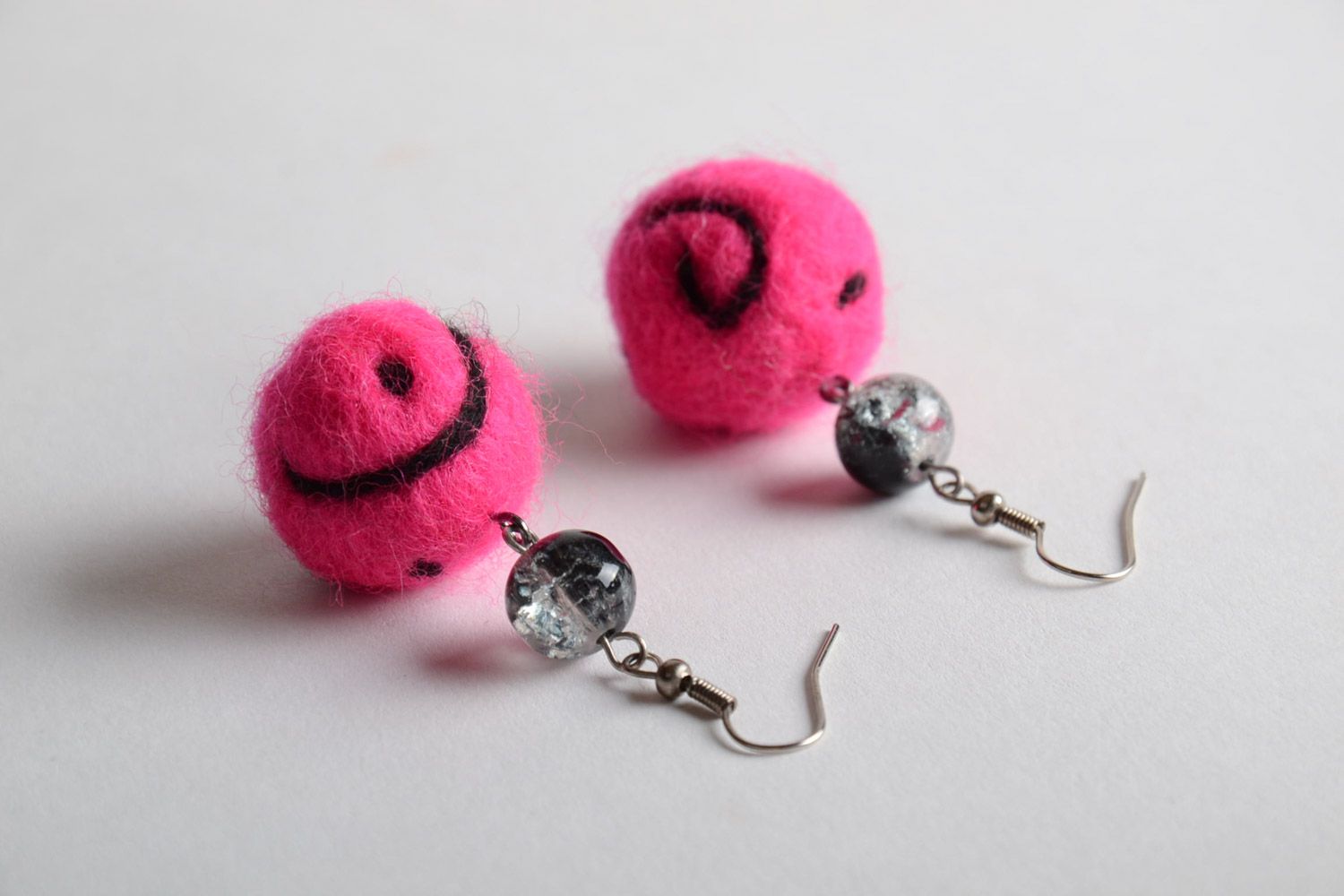 Boucles d'oreilles boules en laine feutrée faites main roses pendantes photo 5