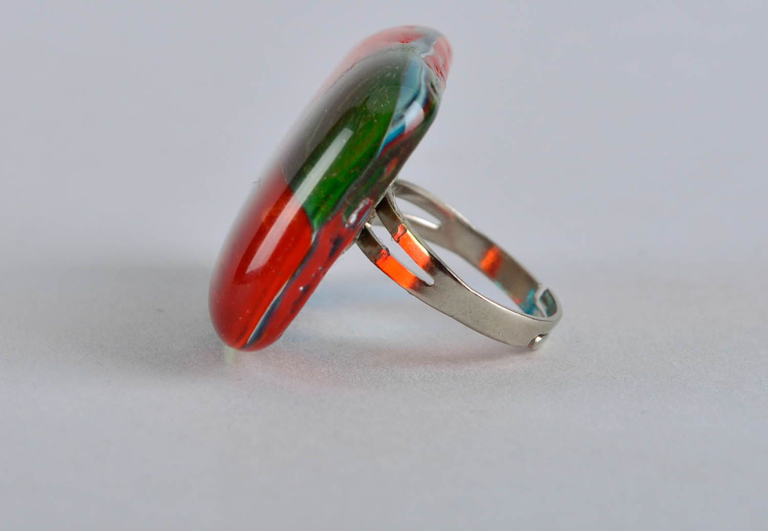 Кольцо ручной работы красивое кольцо украшение из стекла трехцветное стильное фото 3