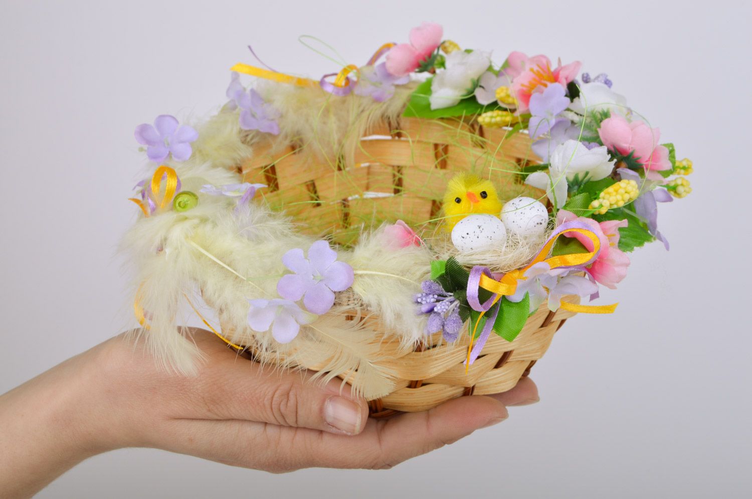 Panier tressé original fait main avec fleurs décoration à table de Pâques photo 3