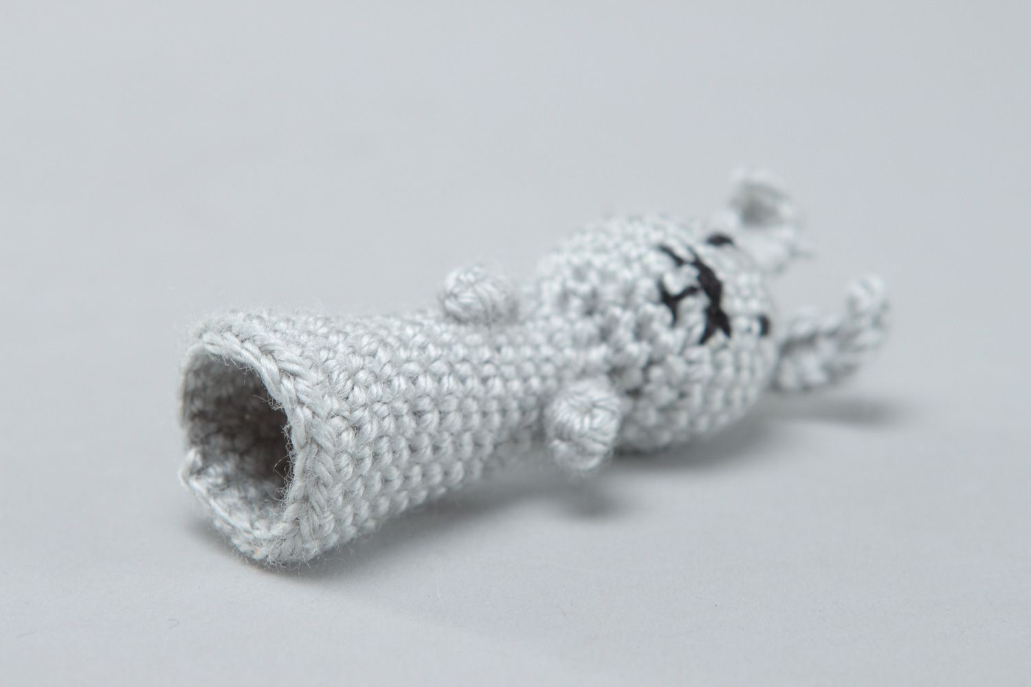 Handgemachtes mit Polyester gefülltes Spielzeug gehäkelt aus Acrylfäden Hase foto 3