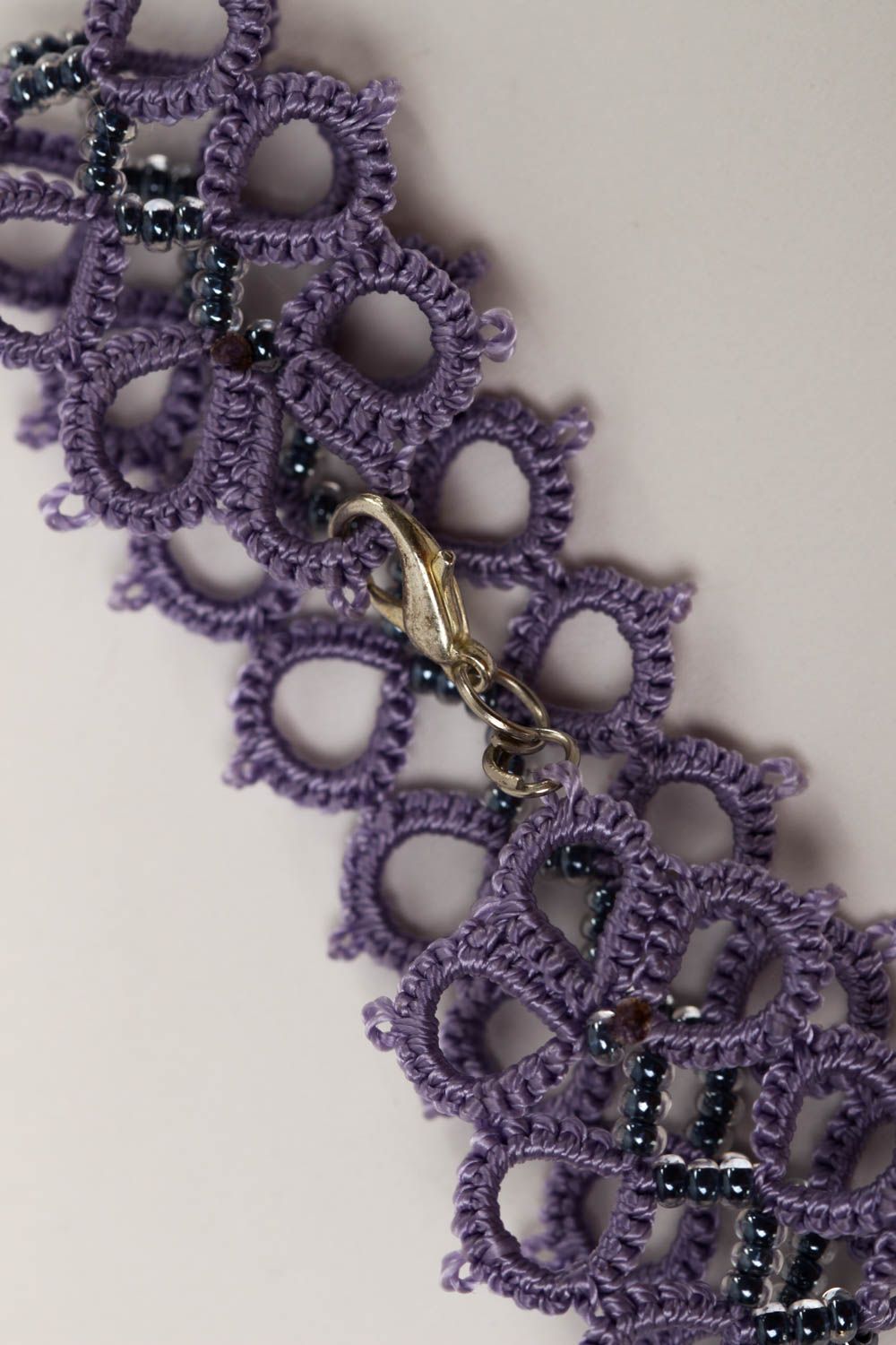 Pulsera artesanal de hilos color lila accesorio para mujeres regalo original foto 3