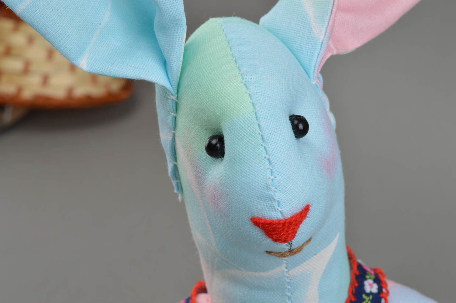 Голубой игрушечный заяц игрушка ручной работы для детей из ситцевой ткани фото 5