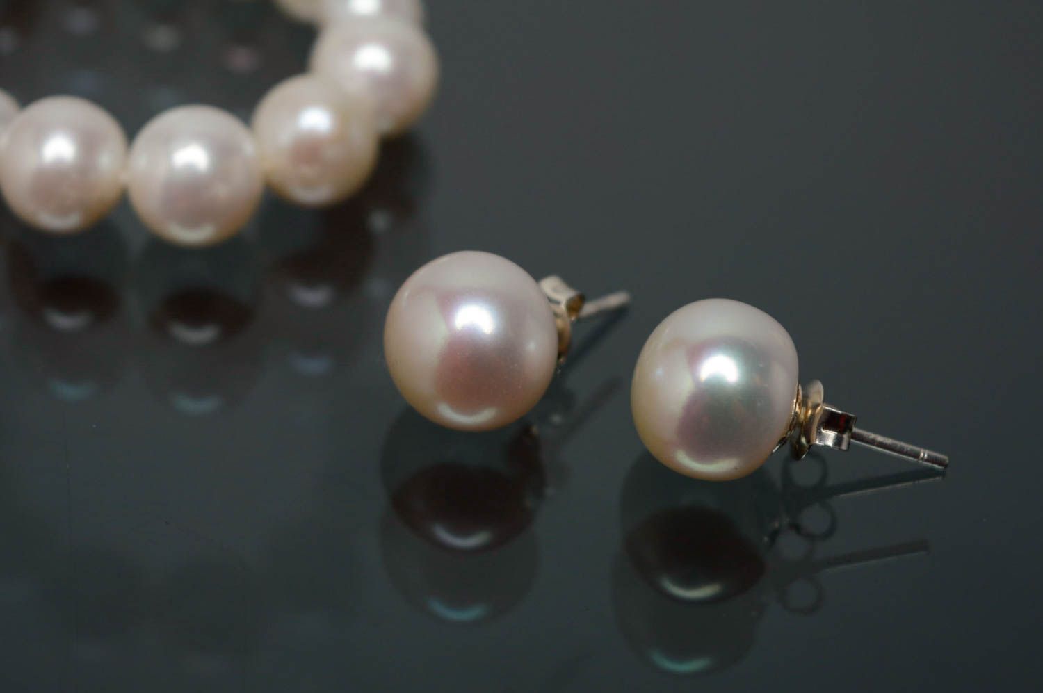Silver earrings with pearls of white color photo 1