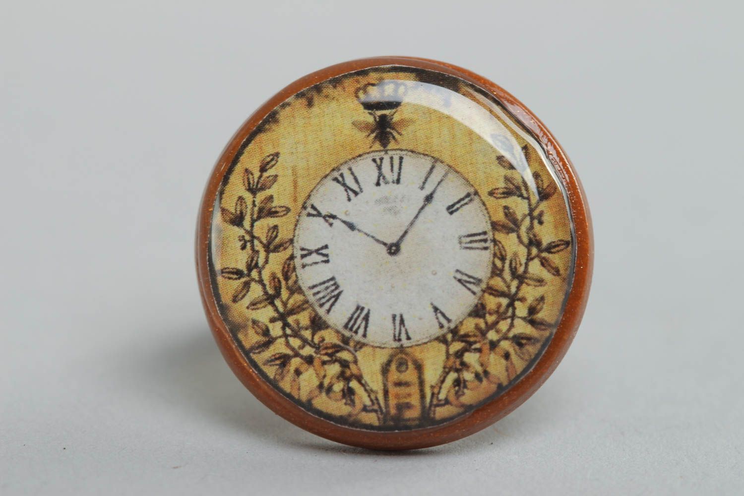 Anillo artesanal de resina epoxi y arcilla polimérica con dibujo de reloj foto 3