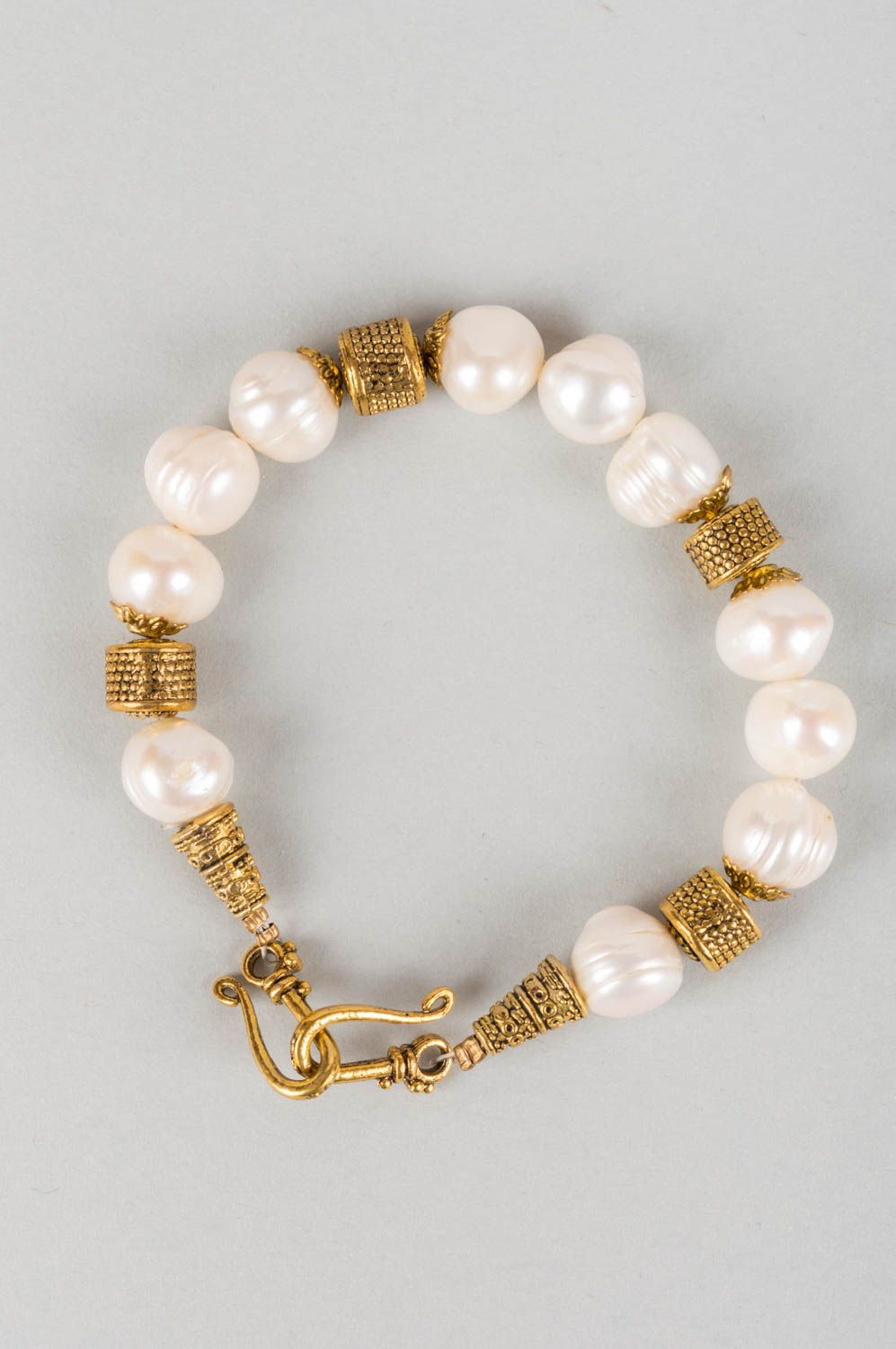 Handmade tender elegant women's wrist bracelet with fresh water pearls photo 2