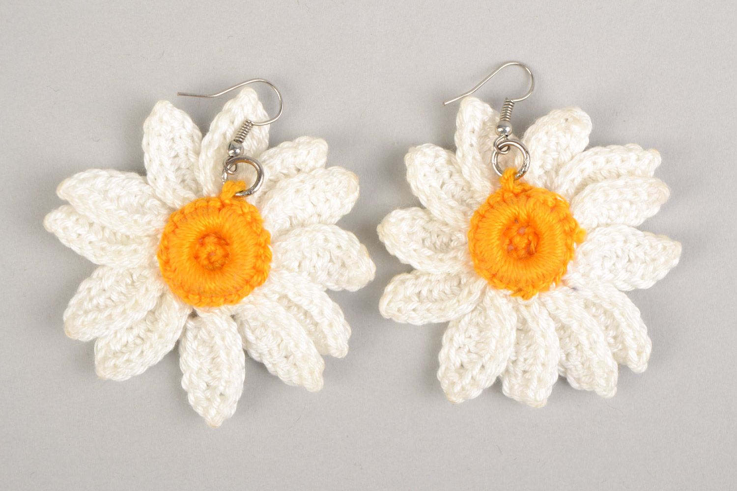 Handmade designer earrings made of cotton thread woven manually large white daisies photo 4