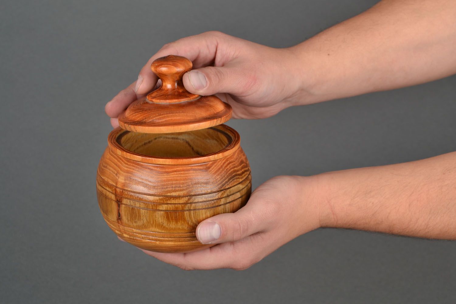 Wooden varnished pot photo 2