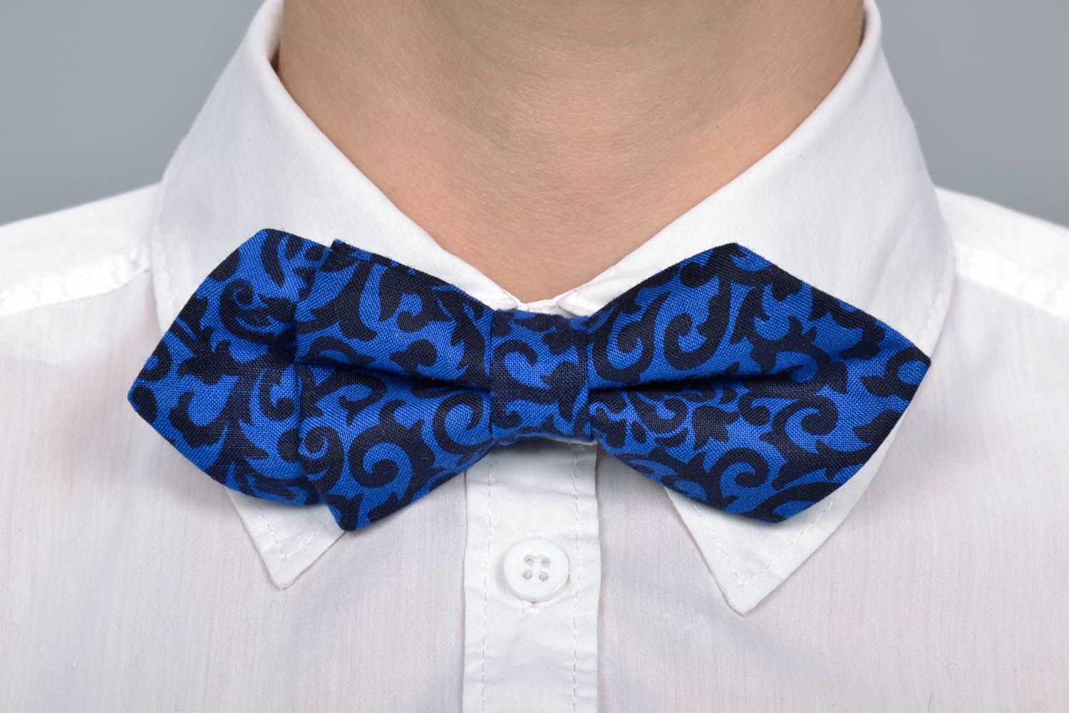 Bow tie with blue patterns photo 5