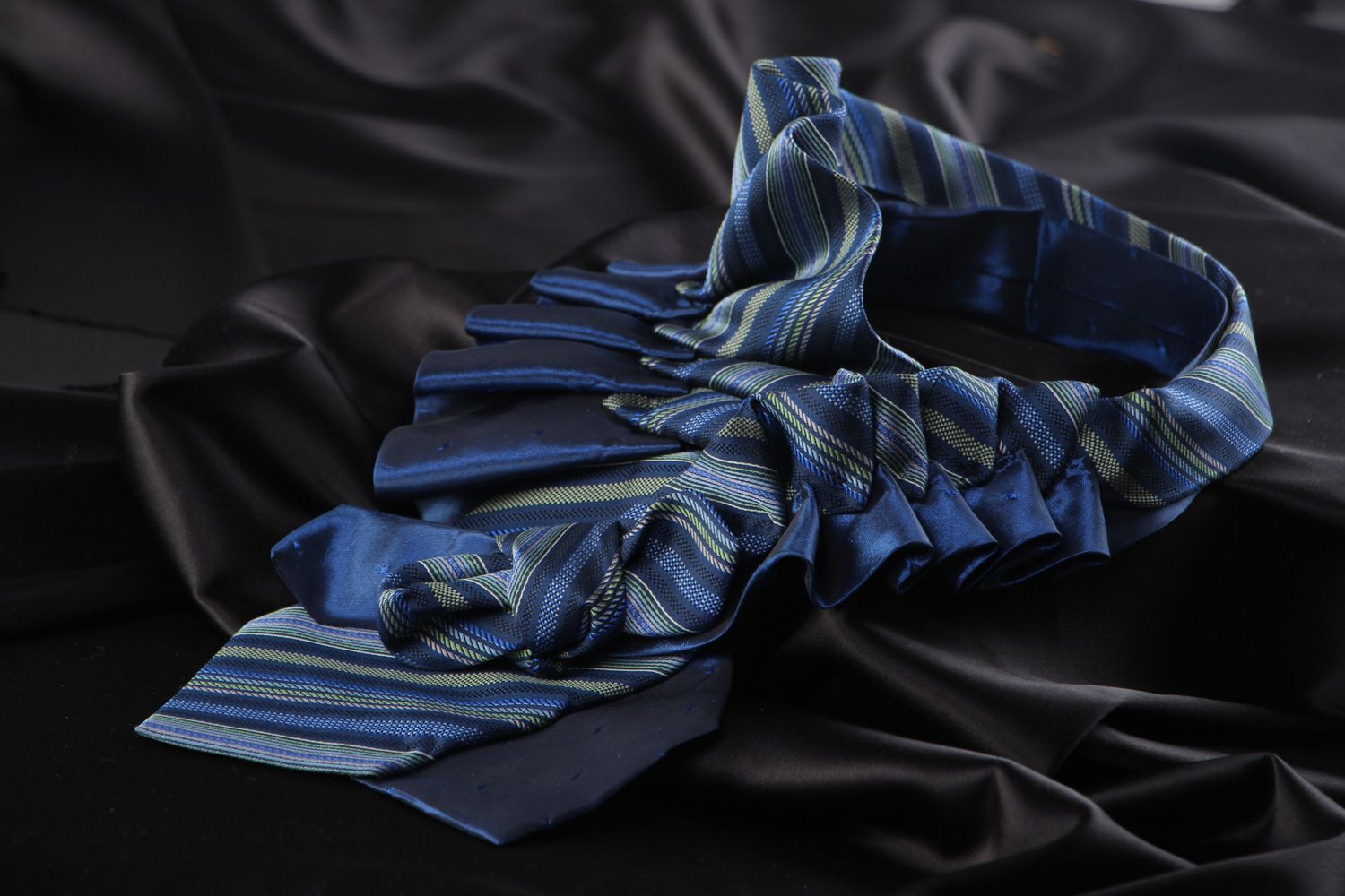 Collier original en cravates de soie et de satin fait main bleu pour femme photo 1