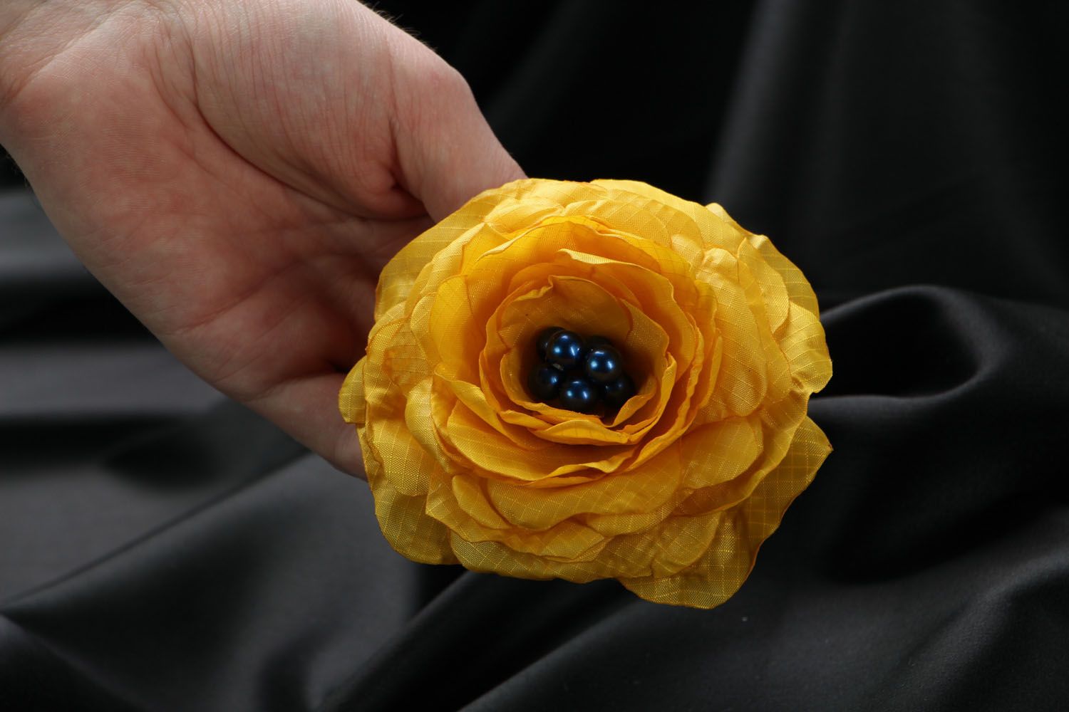 Spilla bella in seta fatta a mano accessorio originale da donna gialla
 foto 4
